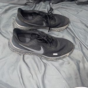 black nike shoes